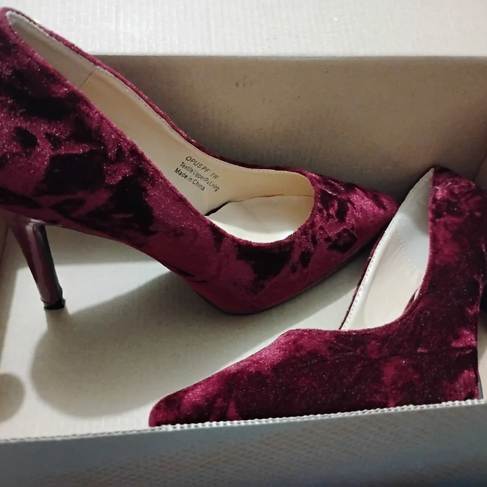 Elegant Burgundy Velvet Women's Heels - Picture 4 of 6